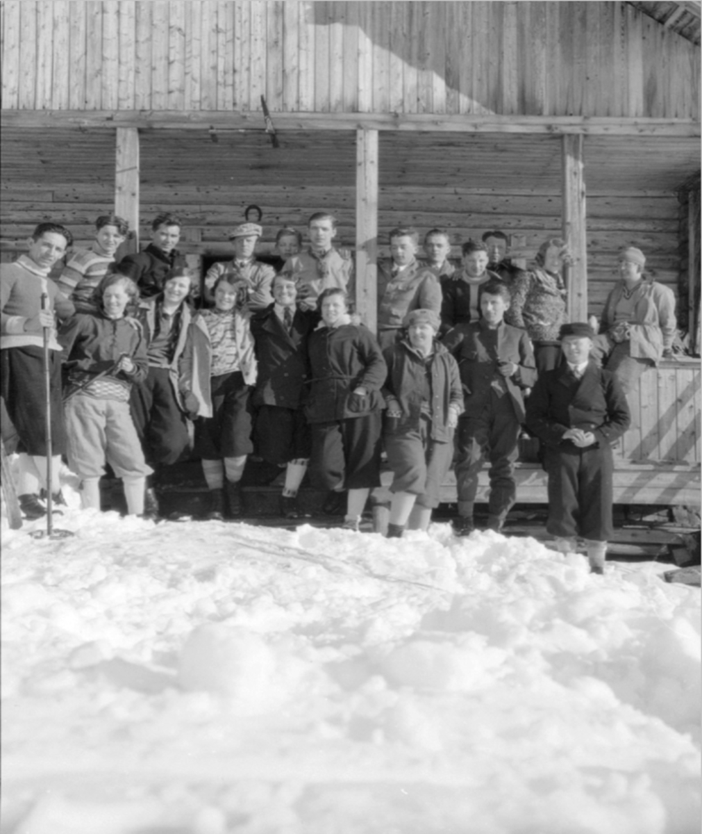 Anno Domkirkeodden, GRUPPE, 20 UNGDOMER, VERANDA, HYTTE, MYE SNØ, VINTER