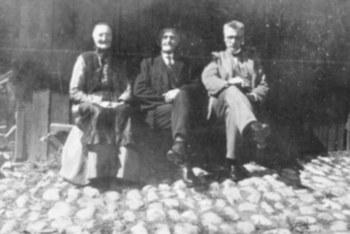 Anno Domkirkeodden, GRUPPE, AGNETHE SANDBERG, ELIAS SANDBERG, MALERMESTER SIMEN KNUTSEN. GRUPPE, AGNETHE SANDBERG, F. MYHR, ELIAS SANDBERG, MALERMESTER SIMEN KNUTSENKOMMENTAR: Agnethe var født Myhr. Begge var fra Vang. Deres datter Elise var altså gift med Simen, på bildet. Man kan anta at hun tok bildet. Elias gjorde…