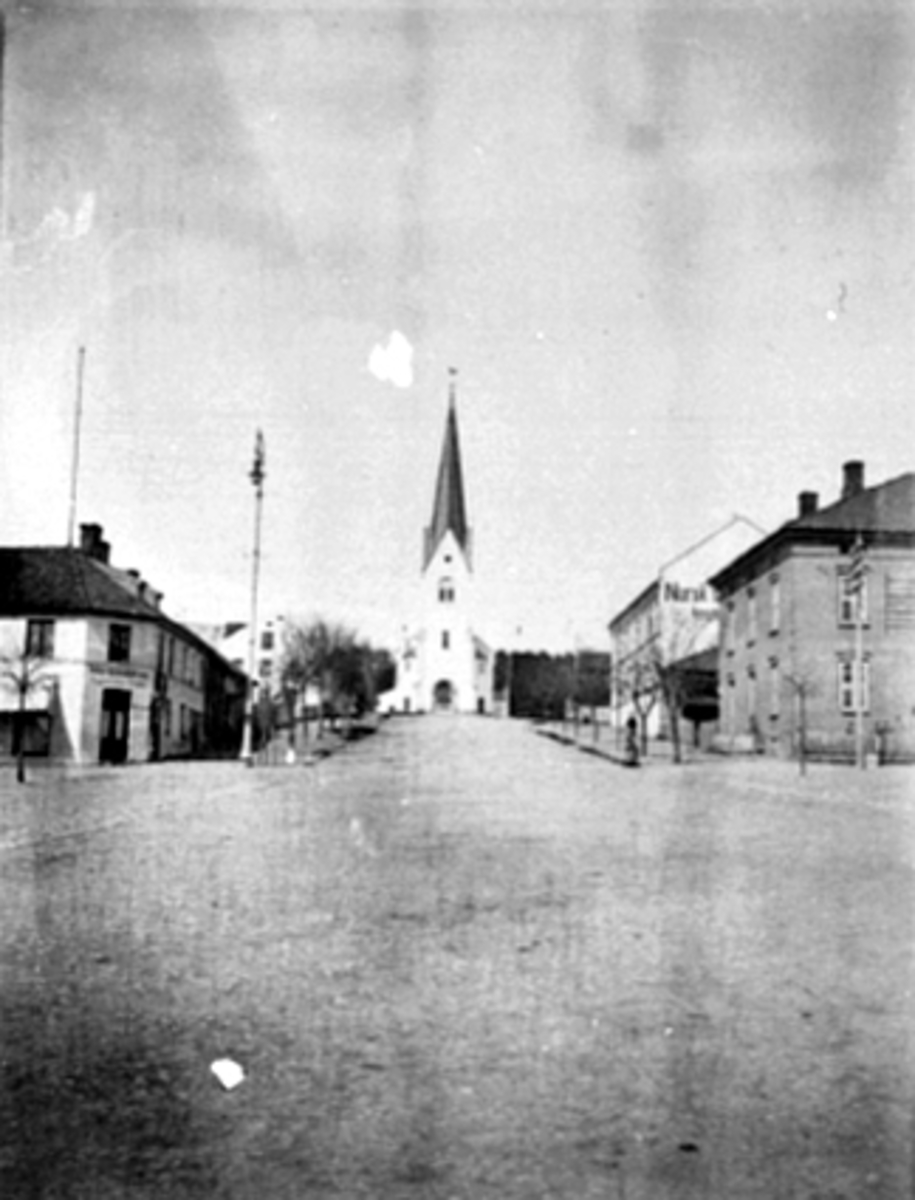 Anno Domkirkeodden, STORTORGET, HAMAR DOMKIRKE, SLAGTER KRISTIANSEN, CAFE ROYAL. John Kristiansen slagter til v. Cafe Royal til h. Norsk skoletidende til h.