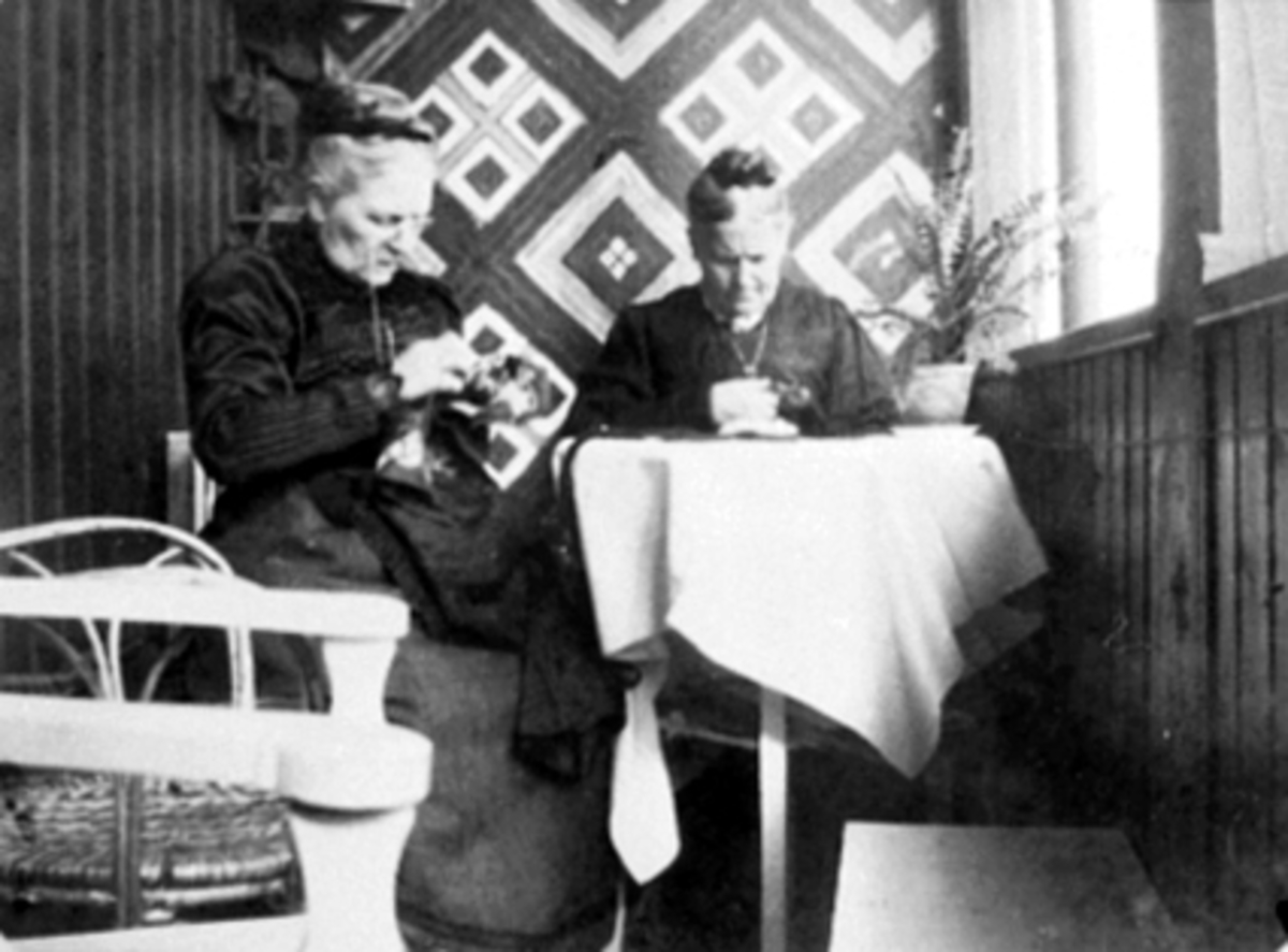 Anno Domkirkeodden, 2 KVINNER, SYR, VERANDA, SORENSKRIVER PIRO, SORENSKRIVERGÅRDEN
