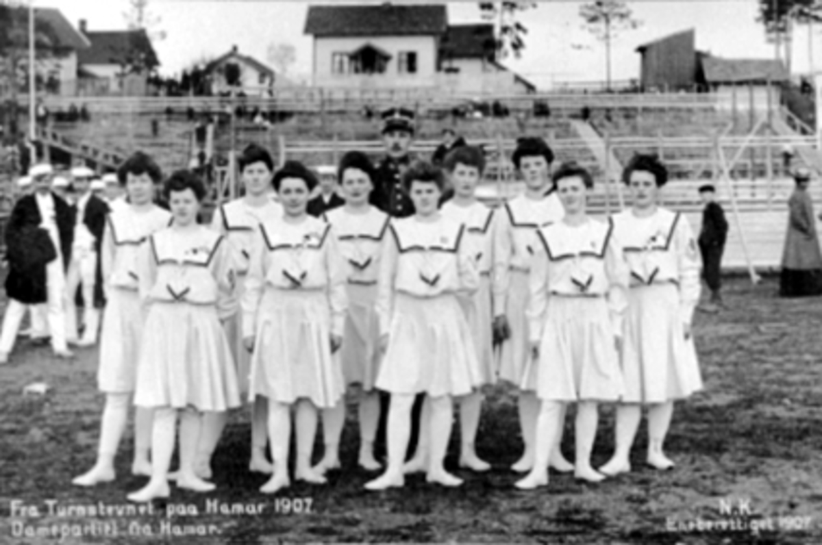 Anno Domkirkeodden, GRUPPE, 10 DAMETURNERE, TRENER, 6 NATIONALE TURNSTEVNEI forbindelse med det 6 nationale turnstevne på HamarSe Idrett i Hamar gjennom 100 år. bilde nr. 81