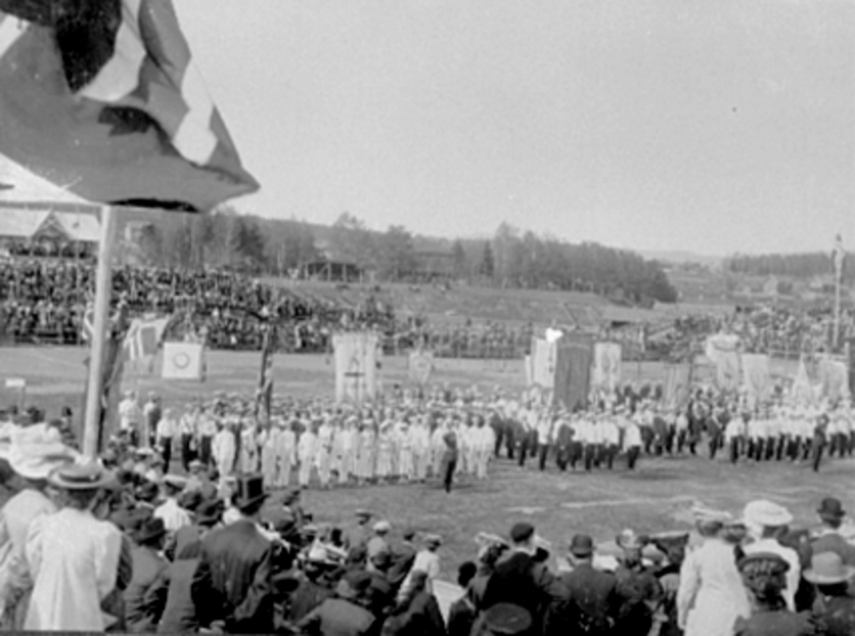 Anno Domkirkeodden, 6 NATIONALE TURNSTEVNE, OPPSTILLING, FØRSTE DAG, MYE FOLKSe Idrett i Hamar gjennom 100 år. bilde nr. 52. Se også 0401-5354 nesten samme bilde.
