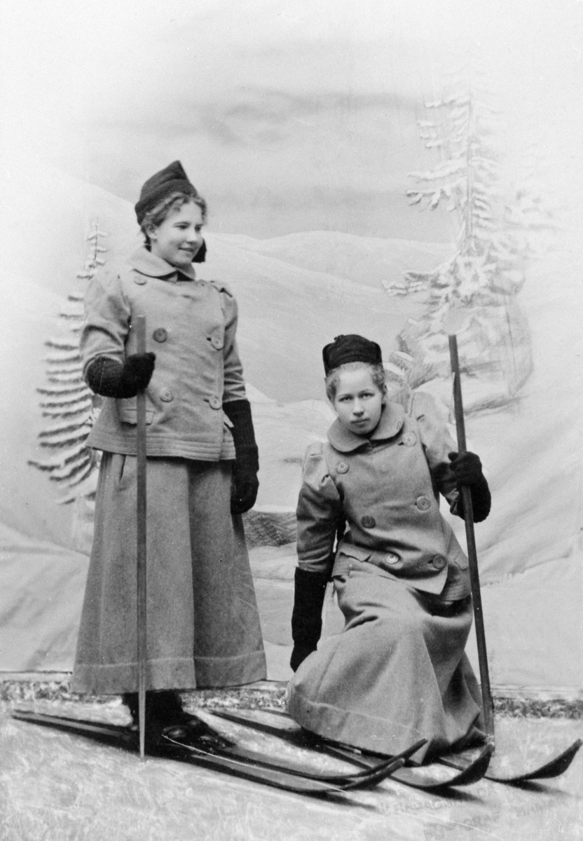 Anno Domkirkeodden, PORTRETT, SØSTRENE PETRA WALBERG, JULIE WALBERG, SKISe Idrett i Hamar gjennom 100 år bilde nr. 39