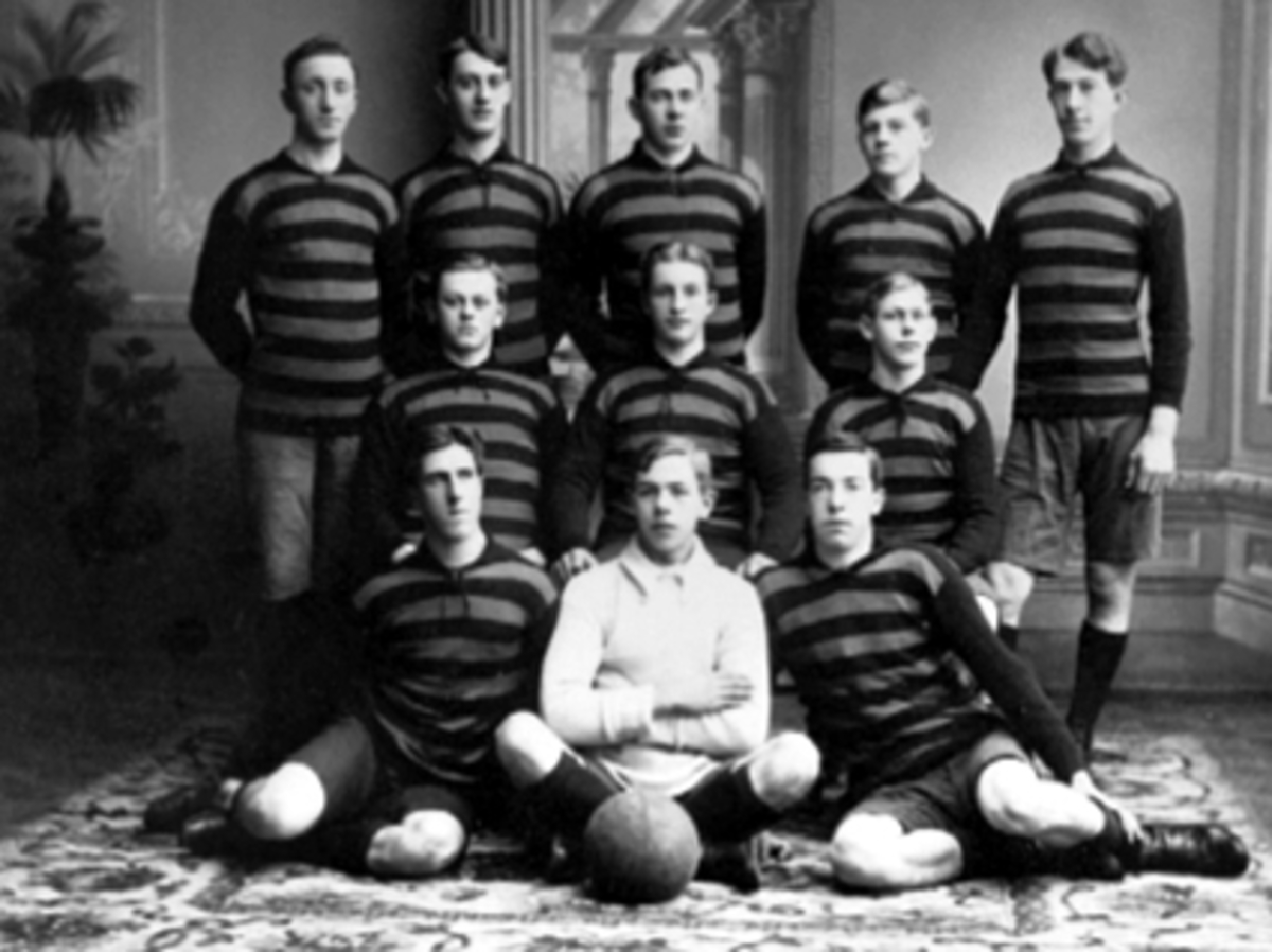 Anno Domkirkeodden, GRUPPE, HAMAR GAME CLUB, 11 FOTBALLSPILLEREFra v. foran:Jens Johansen, Gudbrand Larsen, keeper og KristianAntonsen. andre rekke fra v: Sigurd Jensen, Sigurd Imislund, Oskar Larsen, 3. v:Oskar Stenberg, Olaf Johansen, Arvid Johansen(skiftet navn til Arisholm), Leonard Johannesen, Sigurd Larsen