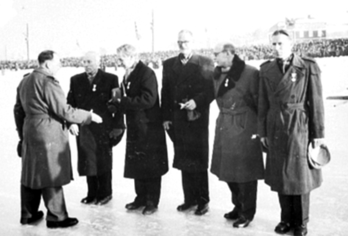 Anno Domkirkeodden, GRUPPE, MENN, H. I. L. FORMANN EIVIND STRAND HILSERFra v, Eivind Strand form. i H. I. L. , Martin Sæterhaug, Roald Larsen, Ordf. Audensen, Charles Mathisen, Reidar Liaklev.