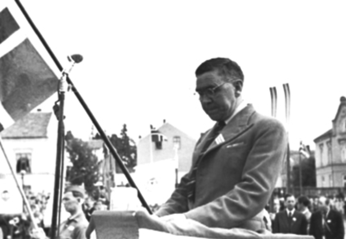 Anno Domkirkeodden, ORDFØRER I HAMAR 1935 - 1945, KRISTIAN BAKKEN, HOLDER TALE, IDRETTENS DAG 1945