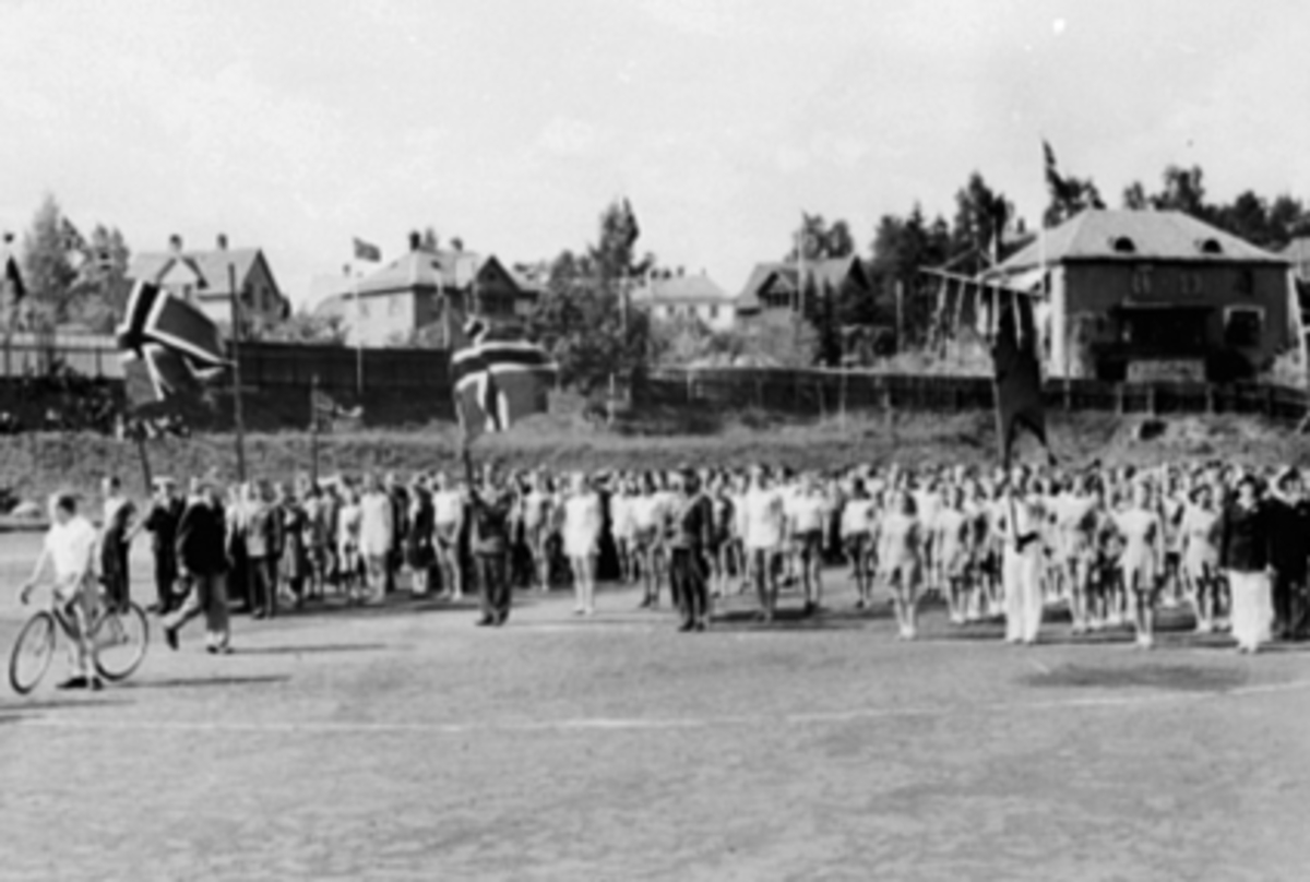 Anno Domkirkeodden, DEFILERING, TURNERE, H. I. L. , HAMAR STADION, IDRETTENS DAGBildet er tatt på Idrettens dag 1945
