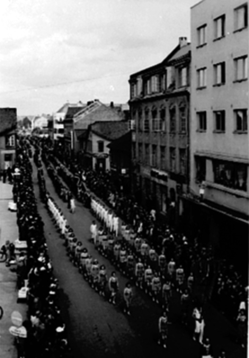 Anno Domkirkeodden, OPPMARS, IDRETTENS DAG, MYE FOLK, ØSTRE TORG, VANGSVEGENBildet er tatt på Idrettens dag 1945Se Idrett i Hamar gjennom 100 år. bilde nr. 192.