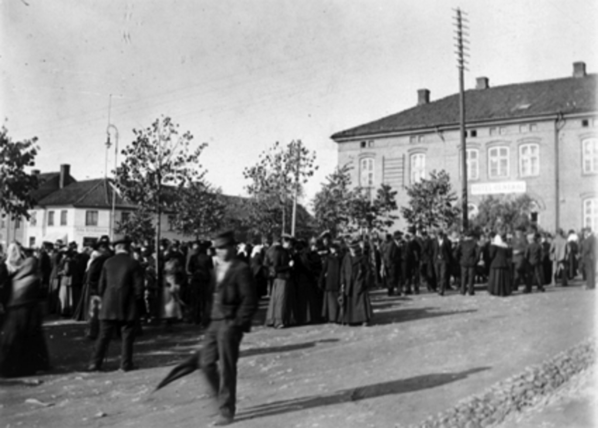 Anno Domkirkeodden, MYE FOLK, STORTORGET, JOHN KRISTIANSENS FORRETN. , HOTEL CENTRAL. John Kristiansens forretning til v. Hotell Central til h.