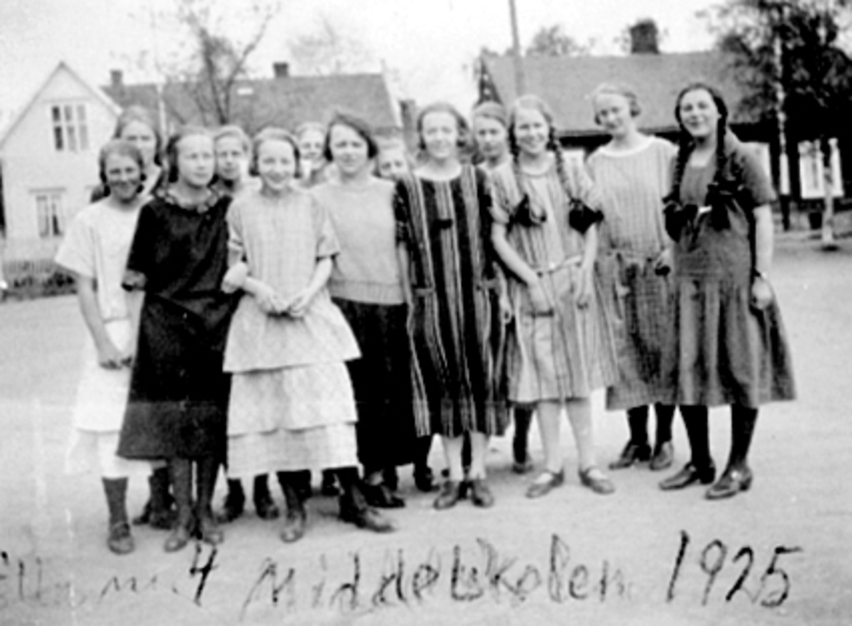 Anno Domkirkeodden, GRUPPE, SKOLEKLASSE, MIDDELSKOLEN, HAMAR KATEDRALSKOLE, JENTERElla Bryhni står nr. 4 i rekka.