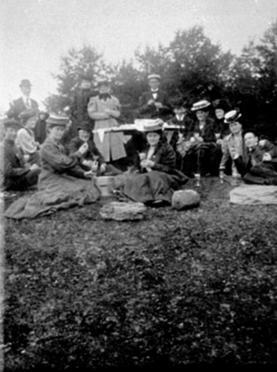Anno Domkirkeodden, Gruppe, familien Fuglseth, utflukt, Kronborg. Bakerst fra v:?, ?, ?, Julie Fuglseth, født. 1908, Carl Fuglseth, Fritjof Fuglseth, ?, ?, ?, ?. Sittende: ?, Ella Fuglseth, Olga Fuglseth, Ole Fuglseth, Inger Marie Fuglseth.