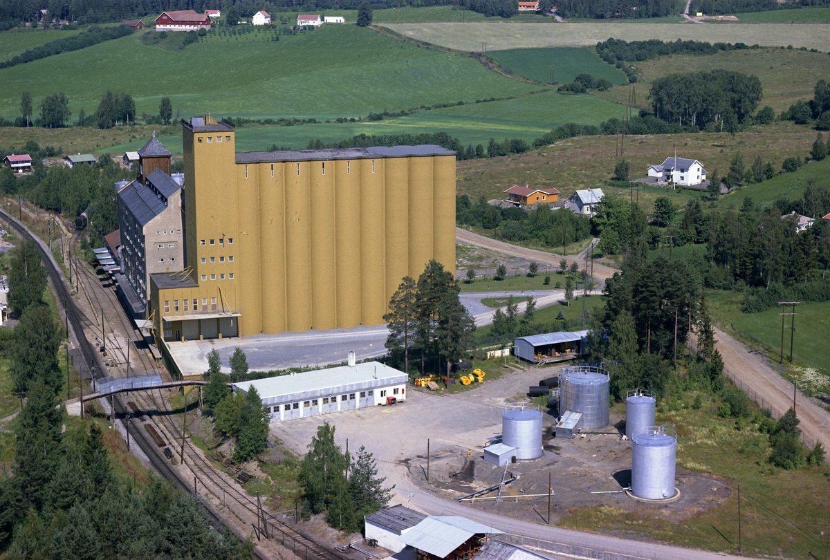 Widerøes Flyveselskap A/S, FLYFOTO, KORNSILOEN, FURUBERGET GARD I BAKGR.