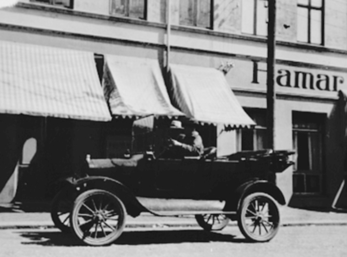 Anno Domkirkeodden, SYVER NARMO, GUNDA NARMO, FORD-BIL, HAMAR SPORTFORRETNING