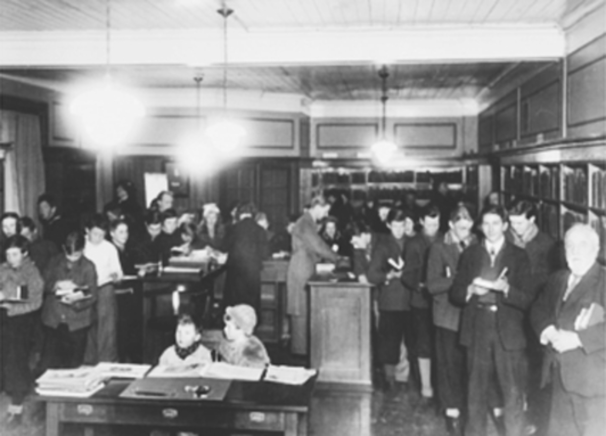 Anno Domkirkeodden, Interiør, Hamar folkebibliotek i Torggata 63 ved Triangelen (1925-1943, ødelagt av brann). Mye folk, utlån, Samlagsgården. Biblioteket: Brannvakta/Midtbyen 1888-1890, Håndtverkeren 1890-1892, Midtbyen skole 1892-1909, Håndverkeren Parkgt. 31 1909-1925, Samlagsgården Torggt. 63 1925-1943 brann, Midt…