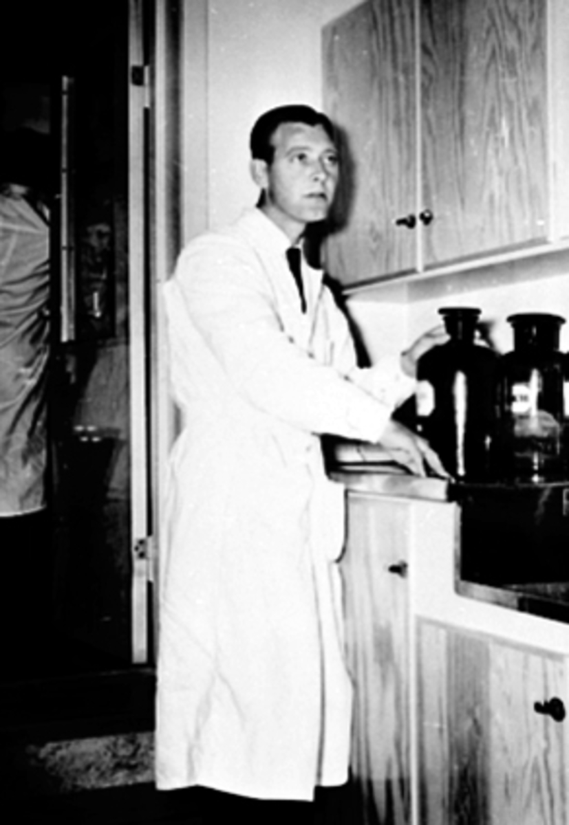 Anno Domkirkeodden, HOLTU LAGER MEDISIN, LØVEAPOTEKET Løveapoteket var Hamars andre apotek, og åpnet sine døre 31. oktober 1891 i Strandgata 55. Her ble apoteket værende fram til det flyttet til Torggata 72 i 1975. Fra før av fantes Hamar Apothek som startet sin virksomhet i 1852. Senere skulle dette apoteket ta navne…