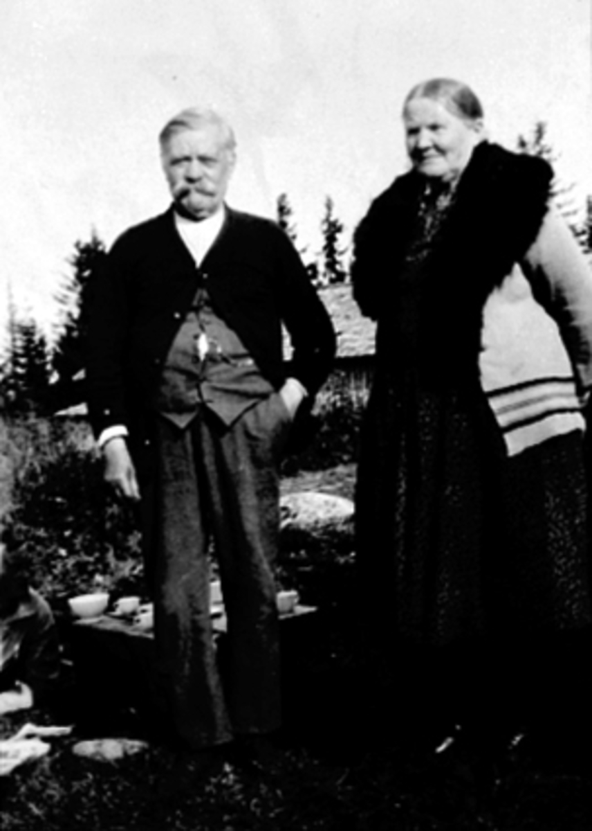 Anno Domkirkeodden, Smed Ener Korslund og kona Karen Korslund på bærtur i Vangsåsen på midten av 1930-årene. "Gamle smeden" Korslundgården.