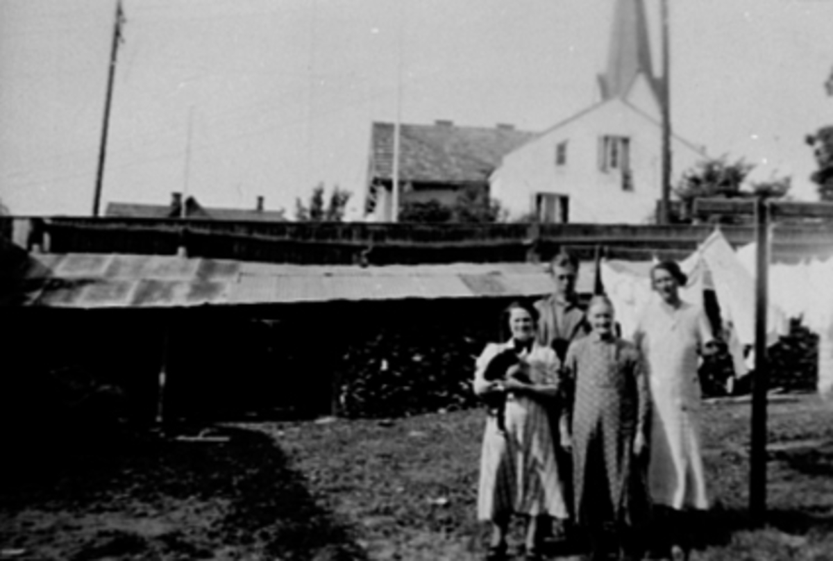 Anno Domkirkeodden, GR:4, SKOLDA HAMMER, LINA ANDERSEN SPIKKERUD, VICTOR og ELLEN COCOZZA. Bildet er tatt i bakgården i Jønsrudgården.