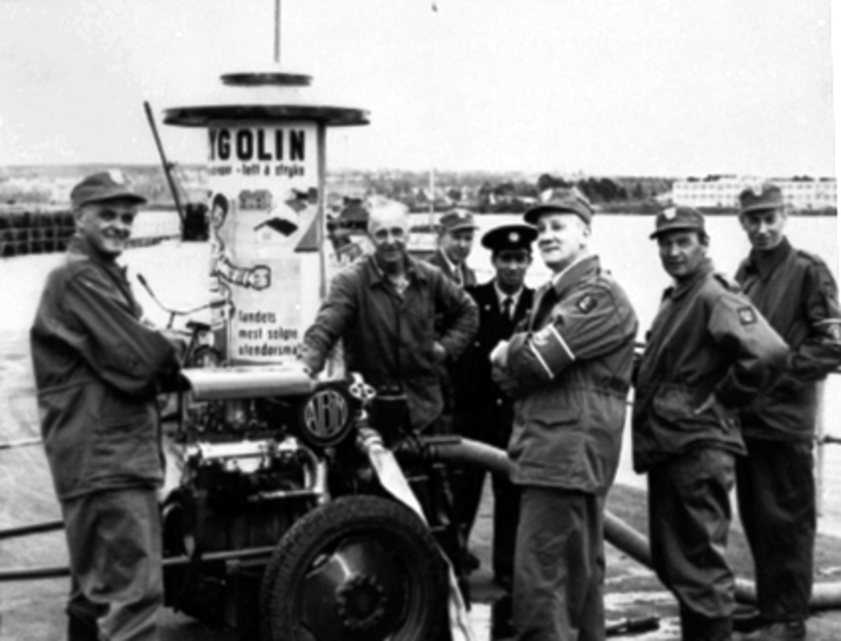 Anno Domkirkeodden, Hamar Sivile Brannvesen. Fra v: Holger Ellingsen, Arne Engstad, Arne Staff, Sigurd Syversen, Erling Olsen, Ola Dahlsveen Mikael Aalerud. Se Karin Nord Syverinsens bok Påfuglen i Parken side 133.