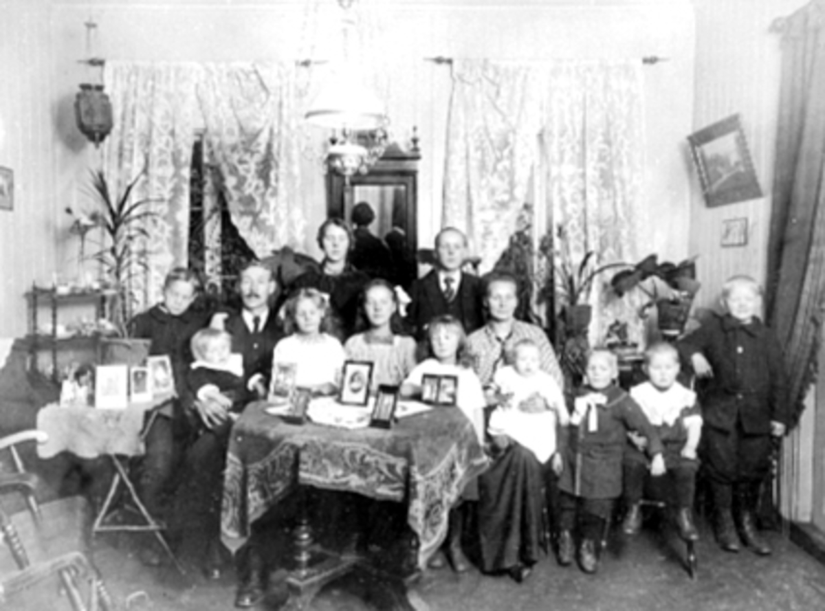 Anno Domkirkeodden, Gr: Familien Garver August Kristiansen m/hustru Dina Kristiansen. 11 barn. Familien bodde i Sandvoldgården, Grønnegata 64. De hadde 16 barn, 13 av dem vokste opp.