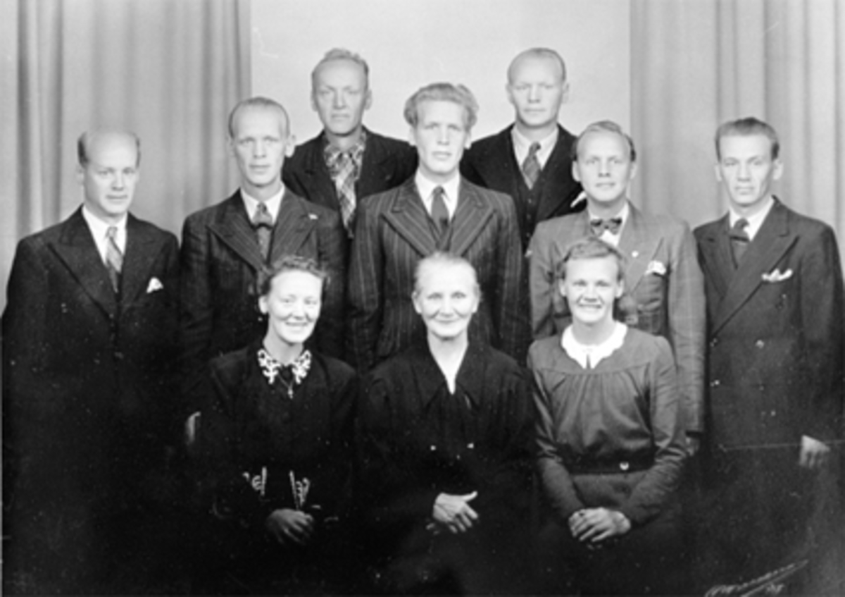 Anno Domkirkeodden, GR: 10, DINA KRISTIANSEN M/9 BARNDina Kristiansen ble tidlig enke, livnærte seg med vaskejobberog torgsalg.