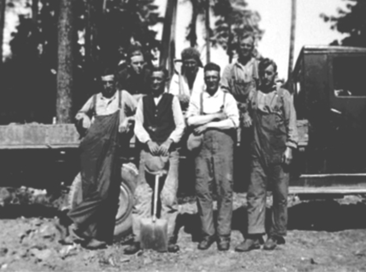 Anno Domkirkeodden, GR: 7 menn, opparbeiding, kirkegården, lastebil, spade, urnelunden på Sagatun. Foran fv: Edvin Børstad, Ragnvald Johansen, Nils Steen og Johan Johansen. Bak fv: ukjent, Bjarne Andersen og Olaf Dalbak.