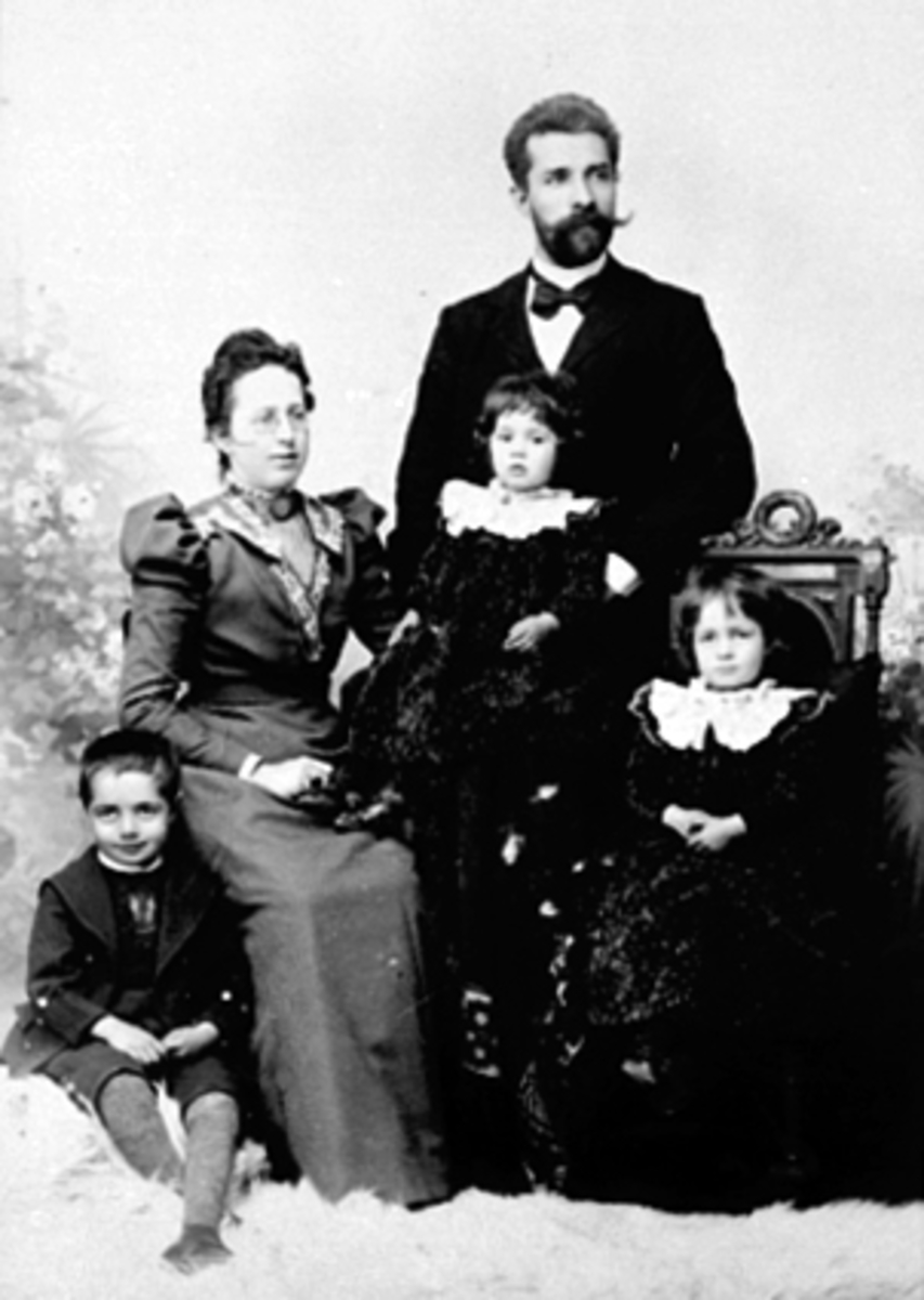 Anno Domkirkeodden, GR: 5, FAM. GODAGER, JULIE F:DAHL, FRIDTJOF GODAGER M/3 BARNFra v: Even G. , Thora, Julie f: Dahl, Fridtjof, Astrid, Thorbjørg.