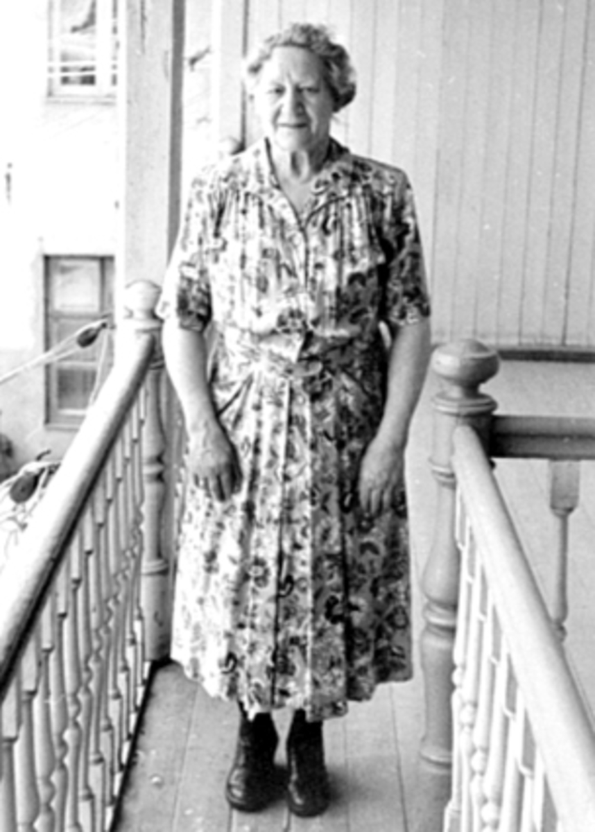 Anno Domkirkeodden, KAROLINE ØSTBY, AASGÅRDEN, ÅSGÅRDEN, BAKGÅRD, TRAPPEGELENDER, SOMMERKJOLE.