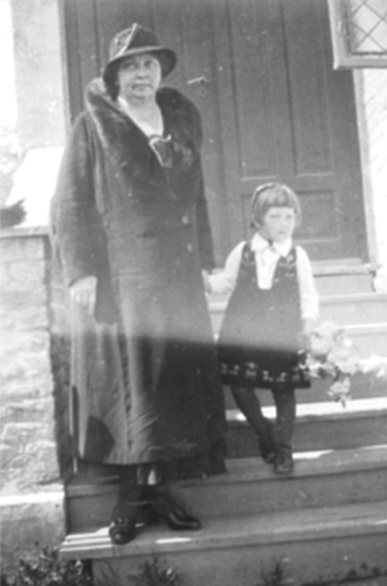 Anno Domkirkeodden, ST. TORFINNS KAPELL, HOVEDINNGANGEN, FORFATTER SIGRID UNDSET, OG INGER MARIA SUNNIVA STORBEKKEN, KALT LILLEMOR ST. TORFINNS MENIGHET 10 ÅRSJUBILEUM 27. MAI 1934.