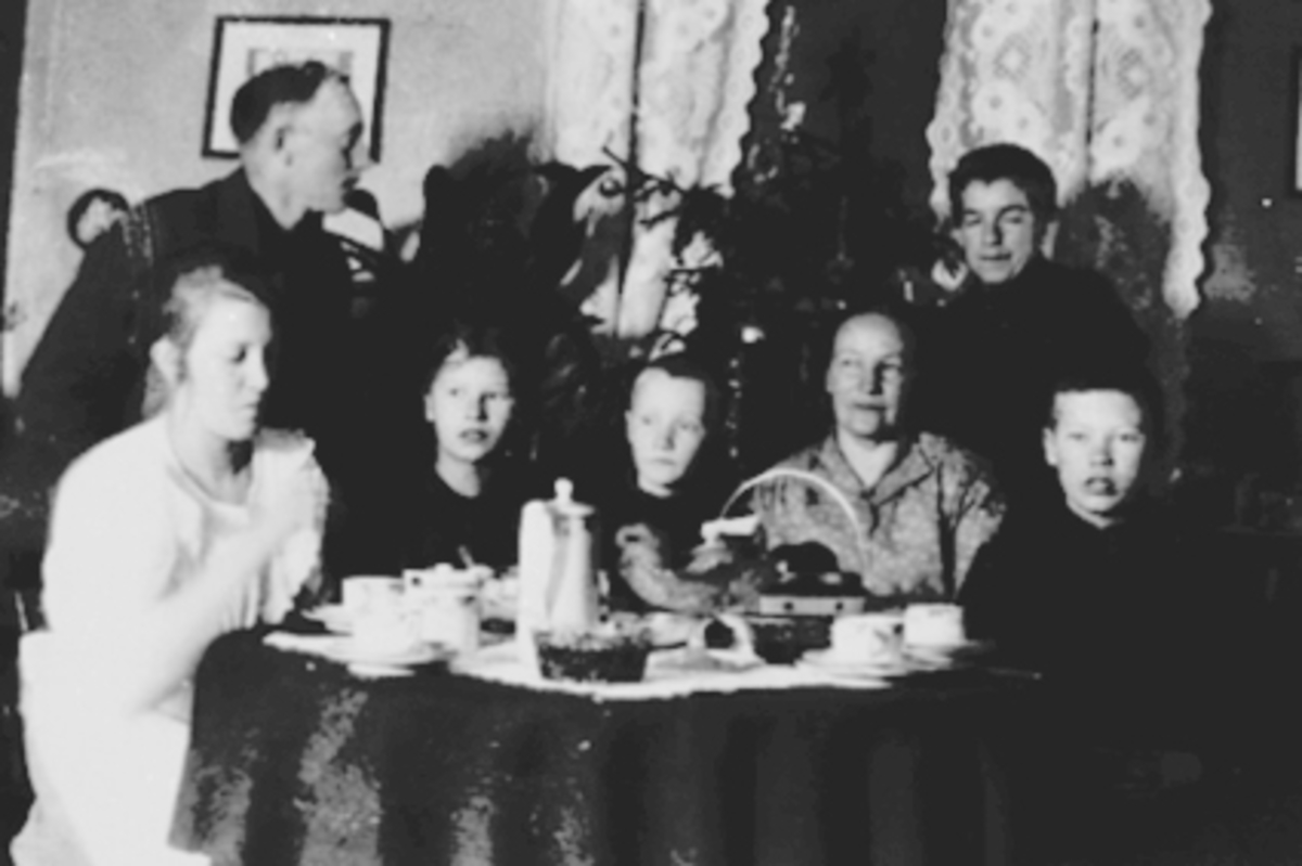 Anno Domkirkeodden, Kaffeselskap hos Ragnhild og Martin Evensen,hjemme i "Brannvakta" julen 1920.
