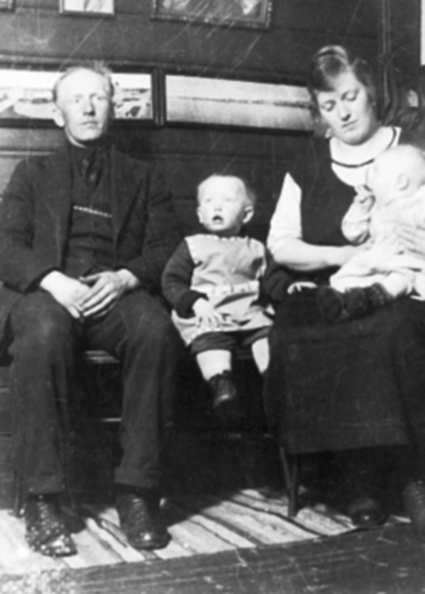 Anno Domkirkeodden, GR:4, FAM. EVENSEN, MARTIN, RAGNHILD EVENSEN, BARNA GUNNAR, BORGHILDMartin Evensen arbeidet en del år som brannmann, før han blegraver.