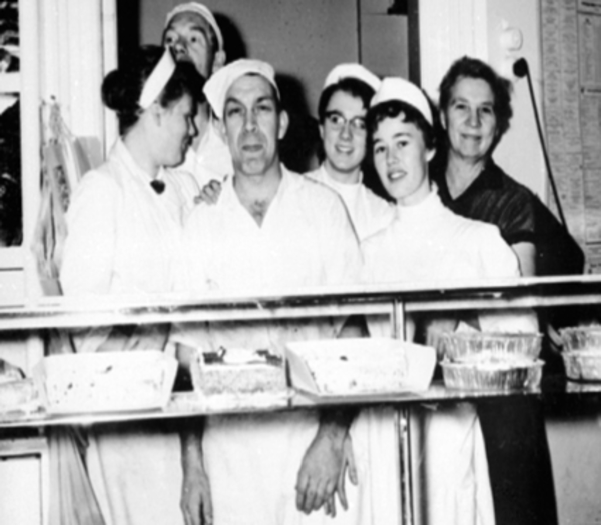 Anno Domkirkeodden, Ditrichsen Bakeri, Aasgården, "Didden" konditori, bakeri. Bakere, ekspeditriser, vaskehjelp. F.v Karen Østvang, Rolv Østby, Oskar Elverhøy, Anne Marie Kjønniksen, Margot Jordet, Jenny Engh.