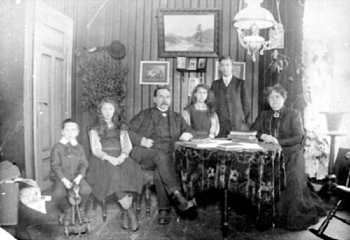 Anno Domkirkeodden, Interiør, stue, Folkestadgtate 22, Hamar. Dalsenggården, senere Husmorgården, Ankerløkka. Familiegruppe Johan Hoel og Marie Hoel f. Madsen. F.v. Torfinn, Maja, Johan, Hjørdis, Karl og Marie.