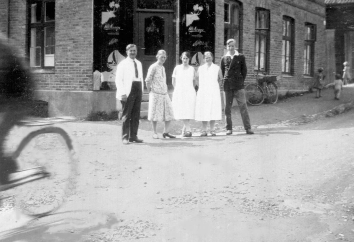 Anno Domkirkeodden, EKSTR: L. NILSENS EFTF. GRRUPPE 5 FORAN NILSEGÅRDEN, TORGGT. 102Fra v: Johs. Saugestad, Pernille Saugestad, Ingrid Hagen, Ingeborg Tømte, Magne Nybakken. Se Karin Nord Syverinsens bok Påfuglen i Parken side 100.