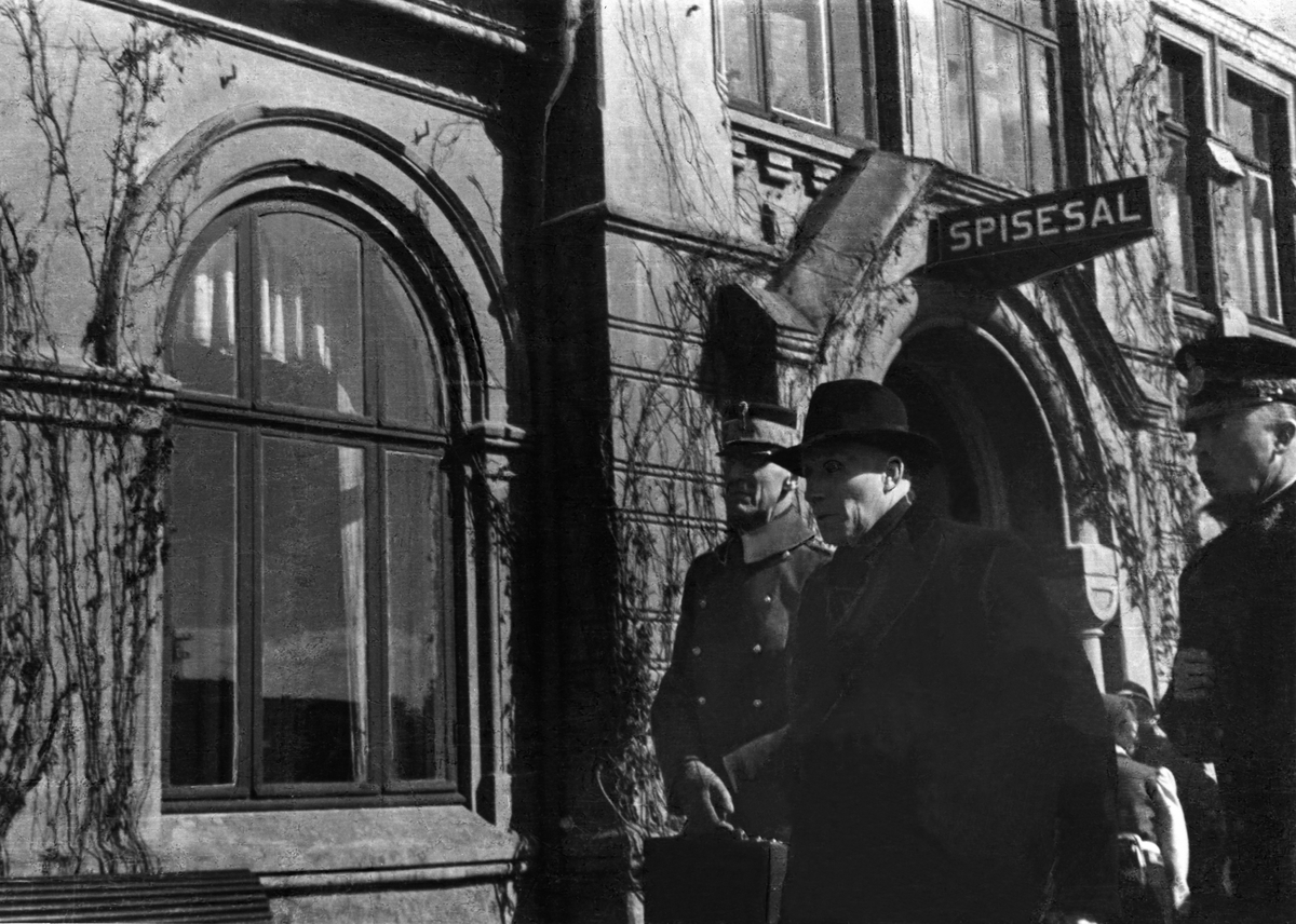 Anno Domkirkeodden, H. M. KONG HAAKON VII, FYLKESMANN NORDANGER, POLITIMESTER BEICHMANN