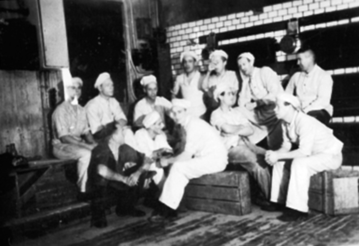 Anno Domkirkeodden, GR:14 BAKERE, ARBEIDSTJENESTE, TYSKERE, NORSKE, JØNSRUDSALENForan Arne Berg, Jakob Jakobsen, fra v: Arne Berg, 1 tysker, Erling Solheim, ?, ?, ?, Kåre Torud, Einar Sørlie, Rolv Østby, J. Jakobsen, Slettum