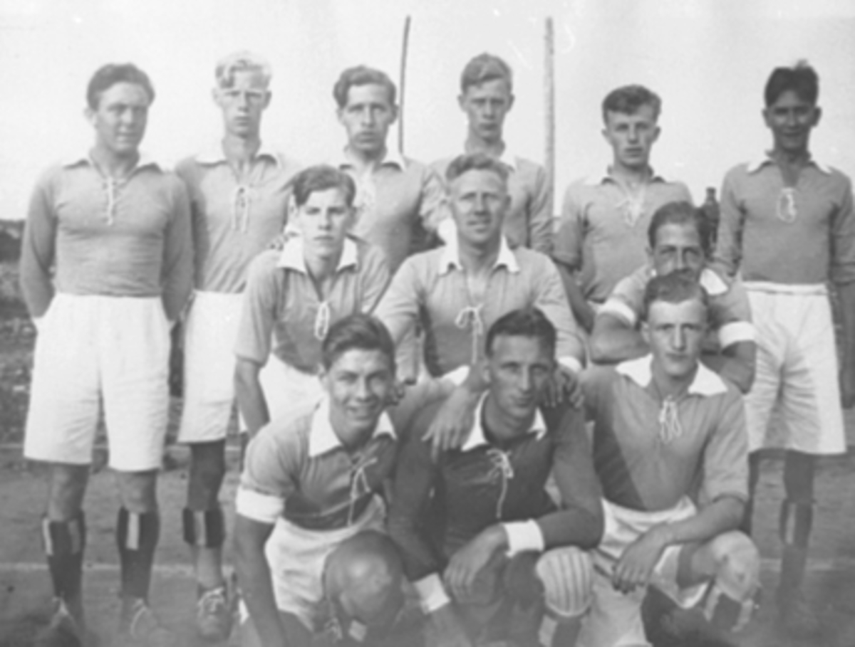 Anno Domkirkeodden, HAMAR A. I. L. , GRUPPE 12 FOTBALLSPILLERE, RØROS, SENERE HAM-KAM1 rad:Ole Olstad Bergaust, Gunvald Pedersen, M. Strandli, 2 rad:Arve Martinsen, Asbjørn Larsen, Erling Berntsen, 3 rad: Kåre Olsen, Sverre Simensen, Leif Henriksen, Ingolf OlsenKåre Brovold, Arne "Algen" Bjørnstad.