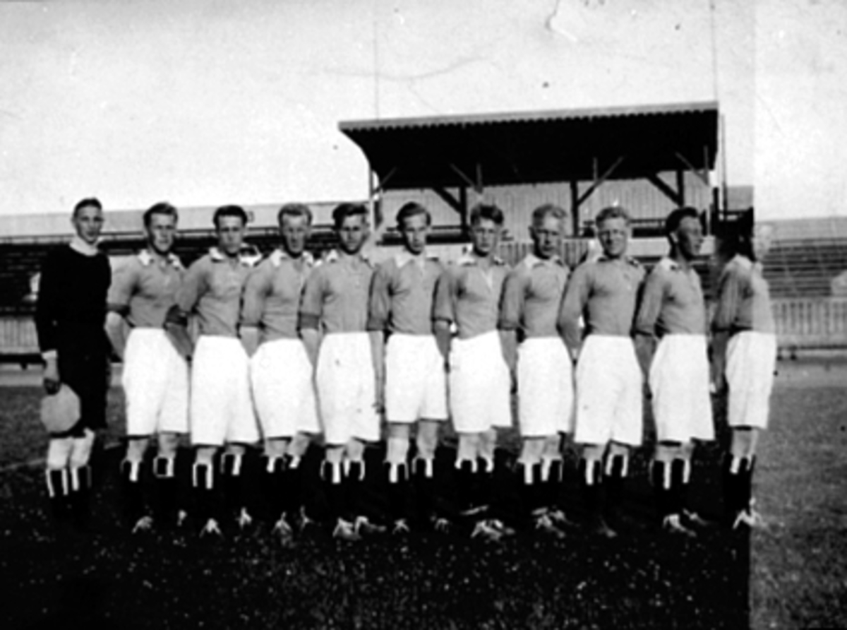 Anno Domkirkeodden, GRUPPE 11 FOTBALLSPILLERE, HAMAR A. I. L. , SENERE: HAM-KAM)Fra v: Gunvald Pedersen, Haakon Hansen, Henry Hansen, øivind andersen, Leif Olsen, Magnus Martinsen, Bjarne Eriksen, Trygve Stenberg.