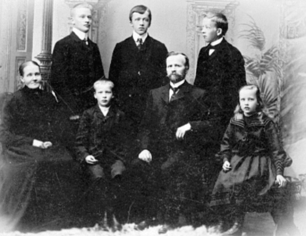 Anno Domkirkeodden, Gruppe 7 familie m/barn, Karen Andersen, Andreas "Smaken" Andersen. Fra v: Karen Andersen, Lars, Andreas, Anna, bak: Alfred, Johs, Kristian. Andreas Andersen ble kalt "smaken Andersen", arbeidet på Melkefabrikken. Bygde Grønnegata 83 (nå 173) i 1897.