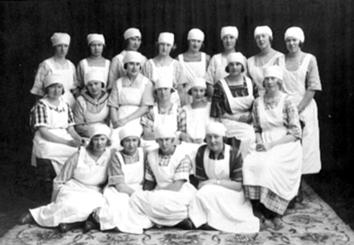 Anno Domkirkeodden, GRUPPE 19. HUSMORSKOLEELEVER, HAMAR HUSMORSKOLE, EDEL KRISTIANSENLå Husmorskolen i Folkestadsgt. 22 ?Se Karin Nord Syverinsens bok Påfuglen i Parken side 62.