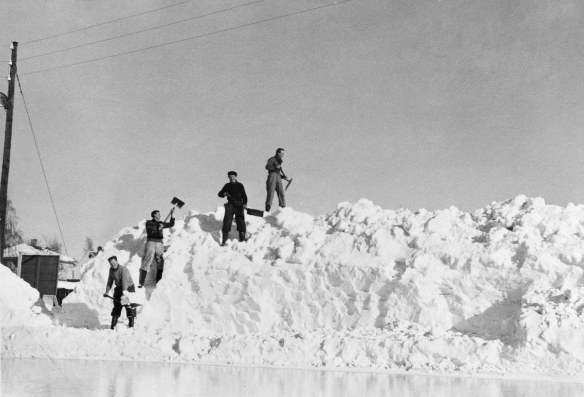 Anno Domkirkeodden, 4 MENN MÅKER SNØ, HAMAR STADION, VINTER, MINST 3 METER