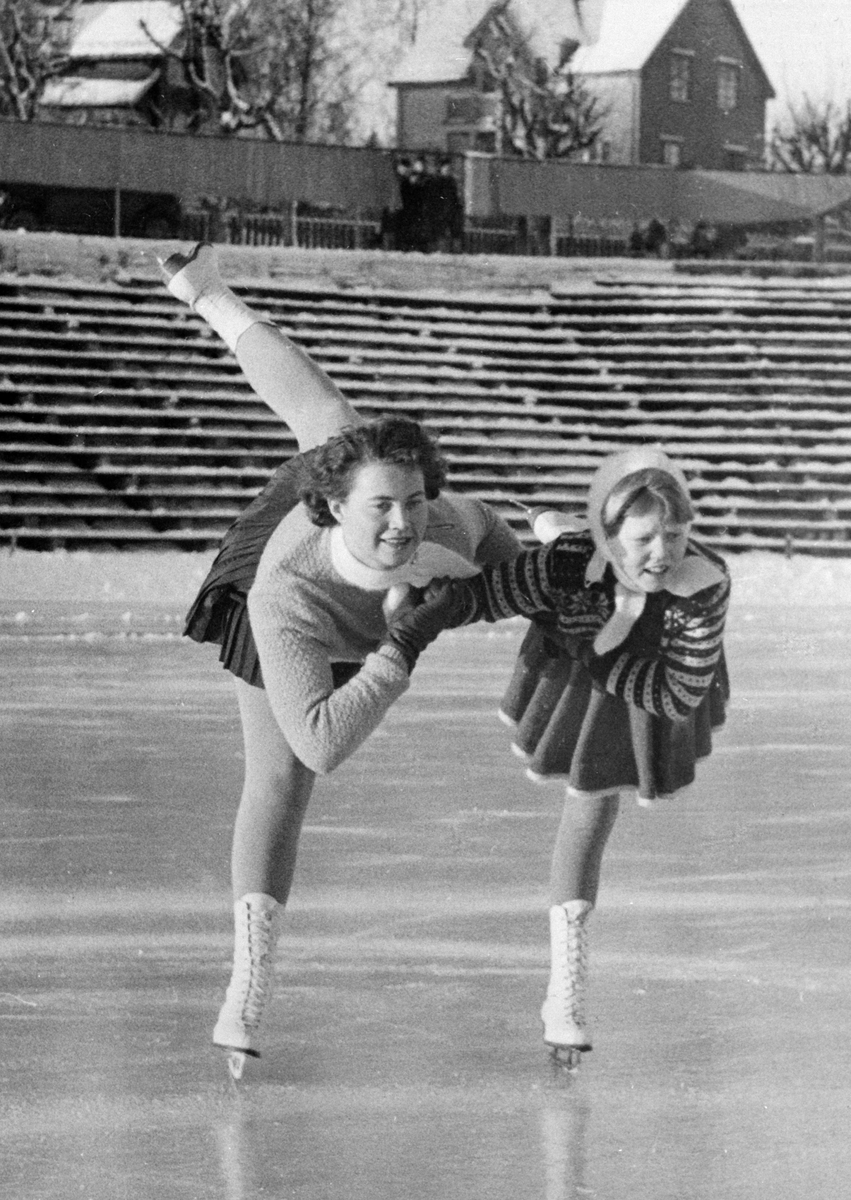 Anno Domkirkeodden, 2 PIKER KUNSTLØP, TIL H: KARI INGVALDSEN, Til venstre : Ragnhild Andersen. HAMAR STADION