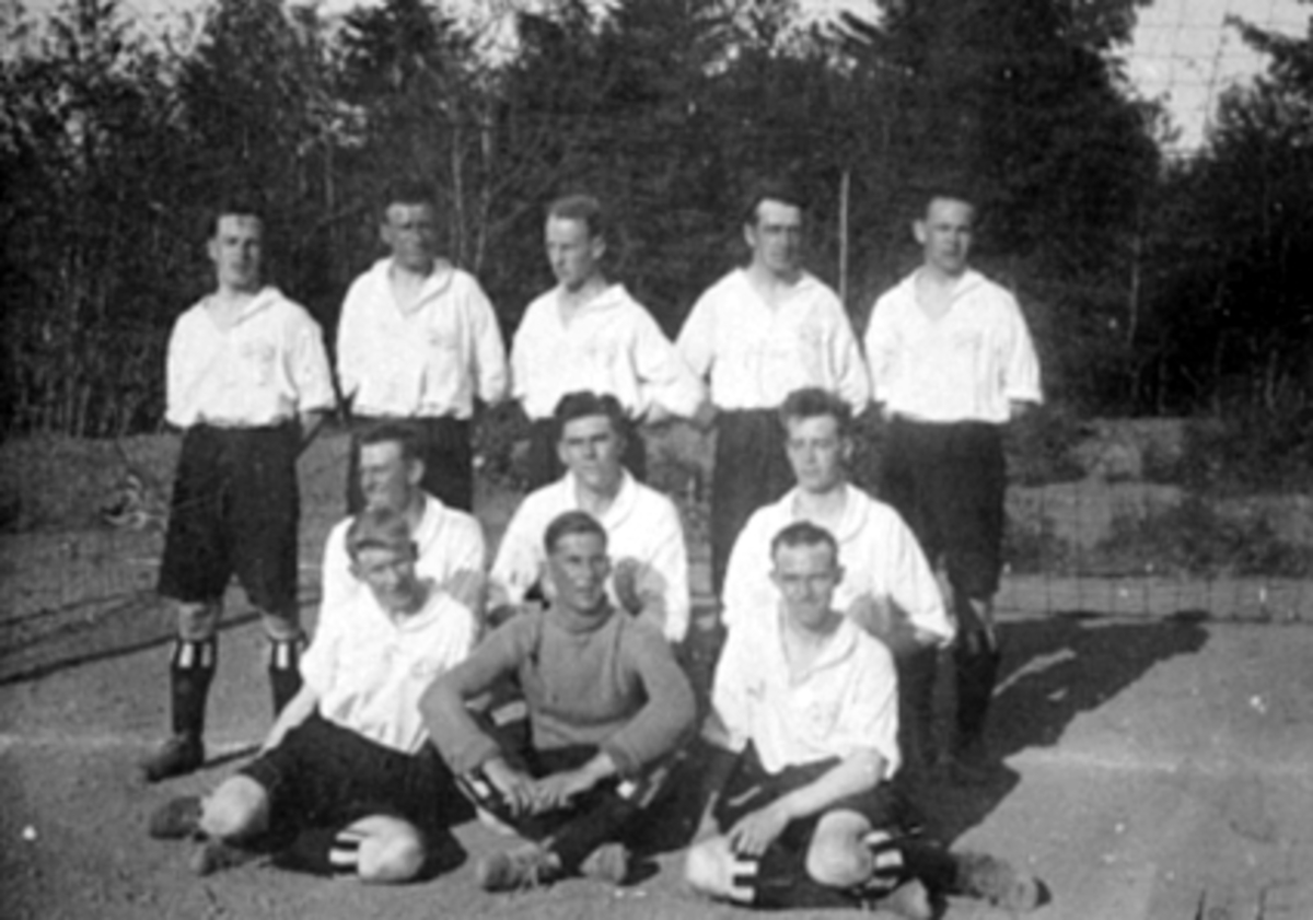 Anno Domkirkeodden, GRUPPE11 BRISKEBYENS FOTBALLAG, B. F. L. KRETSMESTERE 1930