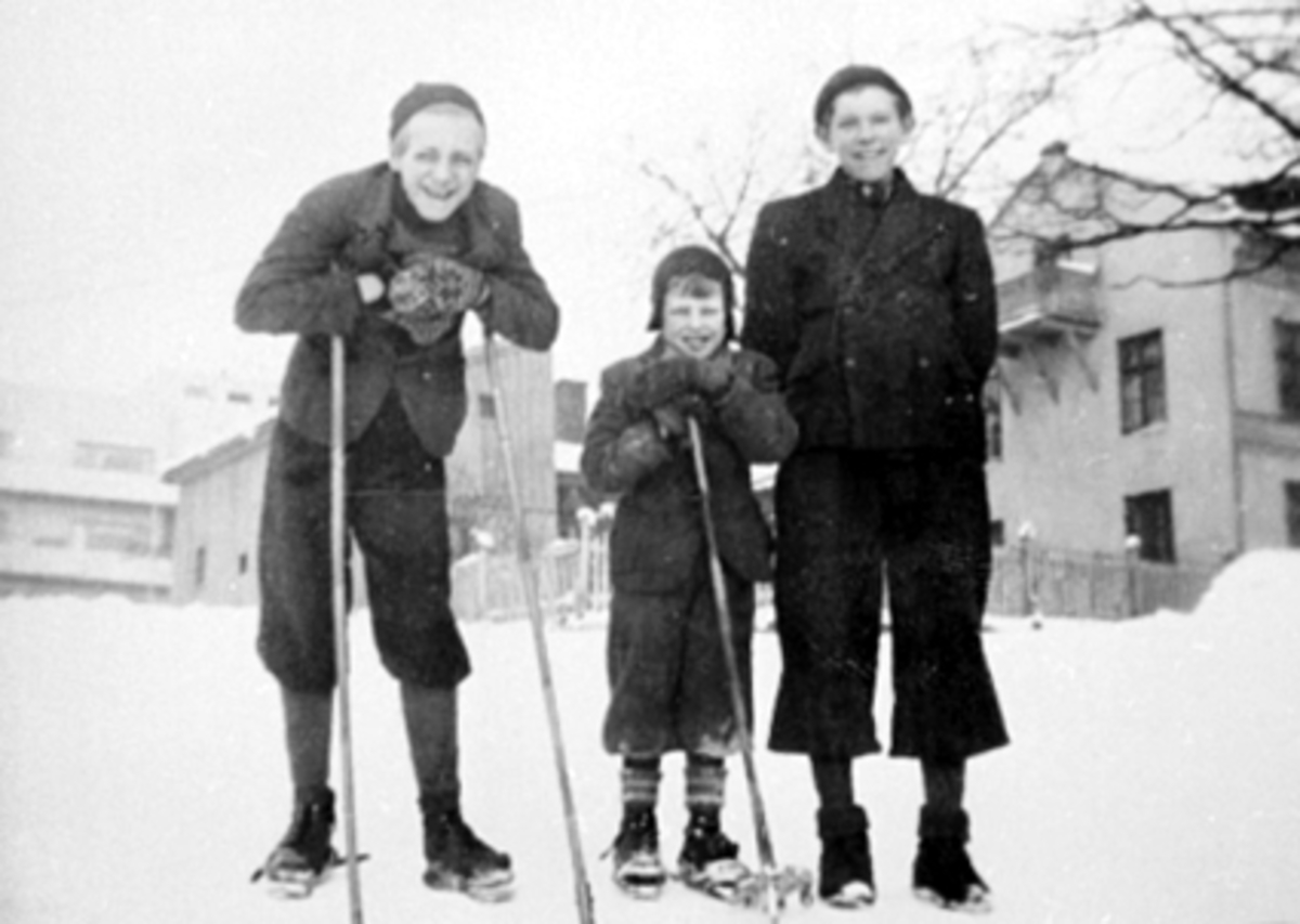 Anno Domkirkeodden, GR. 3 GUTTER, VESTBYEN, OLAV HALVORSEN, KNUT MOE, BRYNJULF HALVORSENBildet er tatt utenfor Brochsgården.