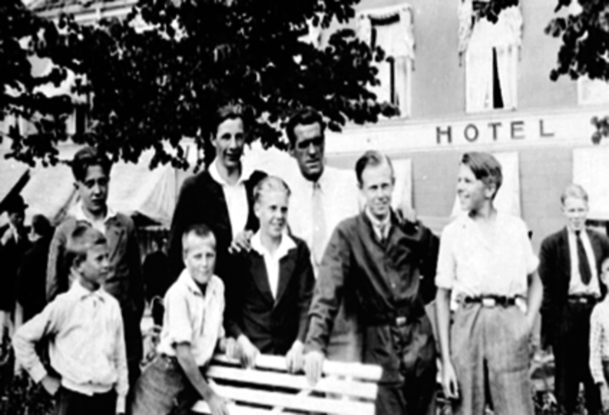 Anno Domkirkeodden, STOR GRUPPE MENN OG GUTTER, STRANDGATEPARKEN FORAN VICTORIA HOTEL, FRA VENSTRE: JOHANNES GRANBERG, BORGER BERNTZEN, HAAKON LARSEN, ARNE JENSEN, ARNE KIRKEBY, TOR ARNT JENSEN, OLE J. LIE, I MIDTEN BOKSEREN OTTO VON PORAT PÅ HAMAR