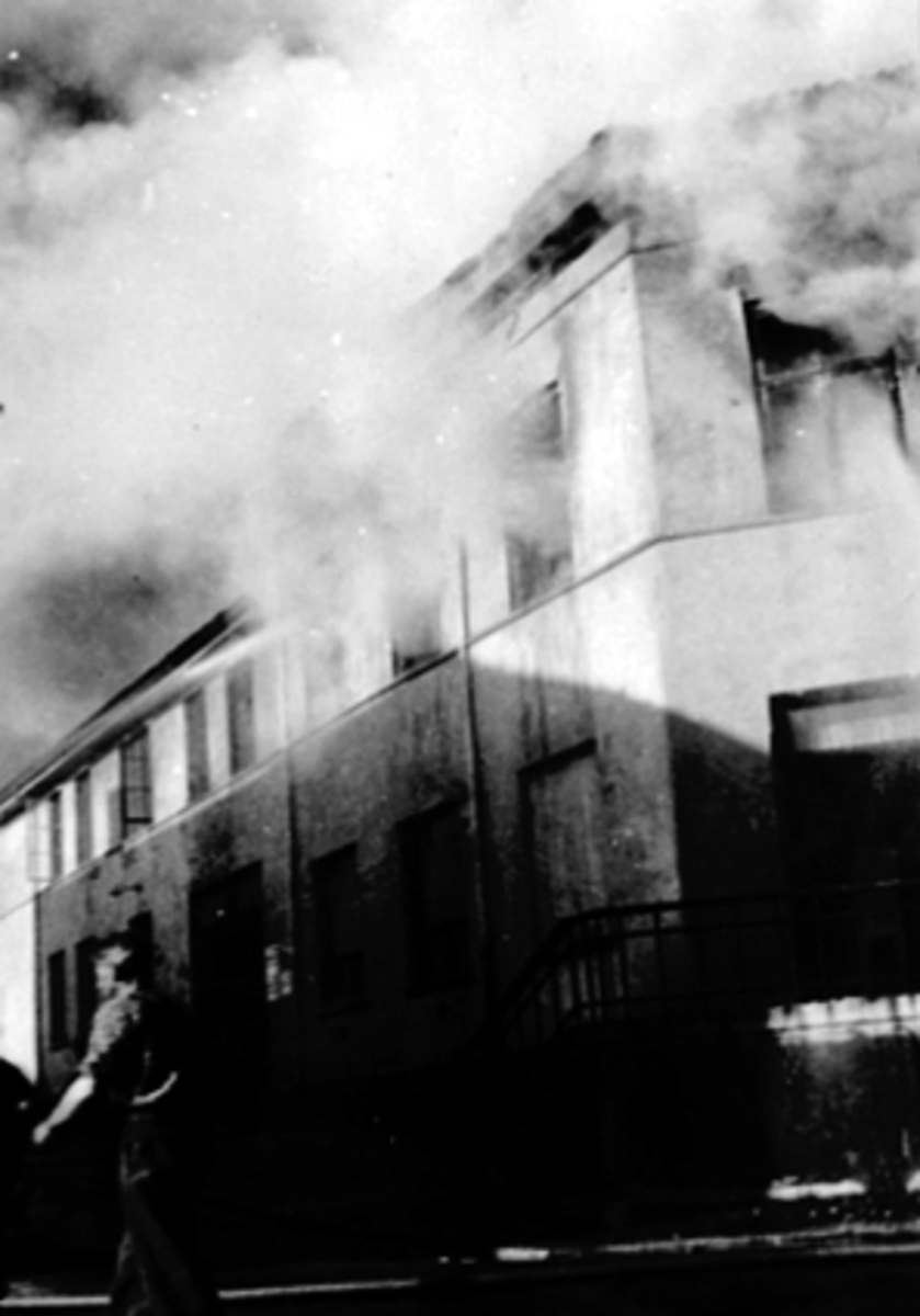 Anno Domkirkeodden, BRANN, BIBLOTEKET I TORGGATA 63, BRANNMANN, RØYK UT AV VINDUENE