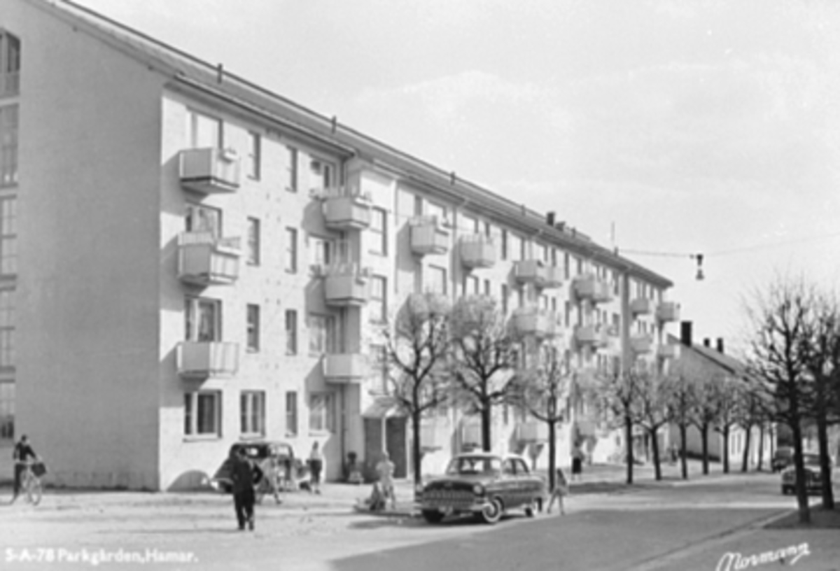 Anno Domkirkeodden, EKSTERIØR PARKGÅRDEN, PARKGATA 33, FOLK, BILER, SYKKEL