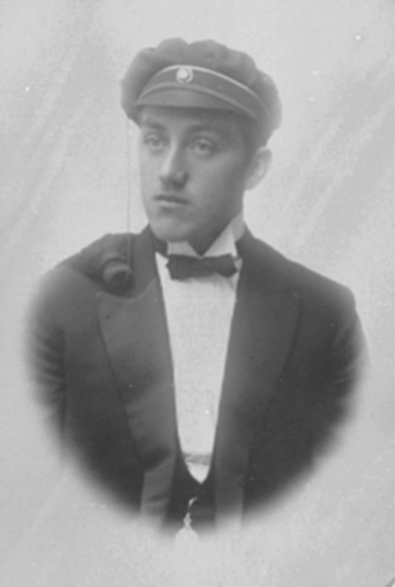 Anno Domkirkeodden, PORTRETT SVERRE VELGARD DØRUM F:05. 10. 1900-04. 04 1970, STUDENTLUE