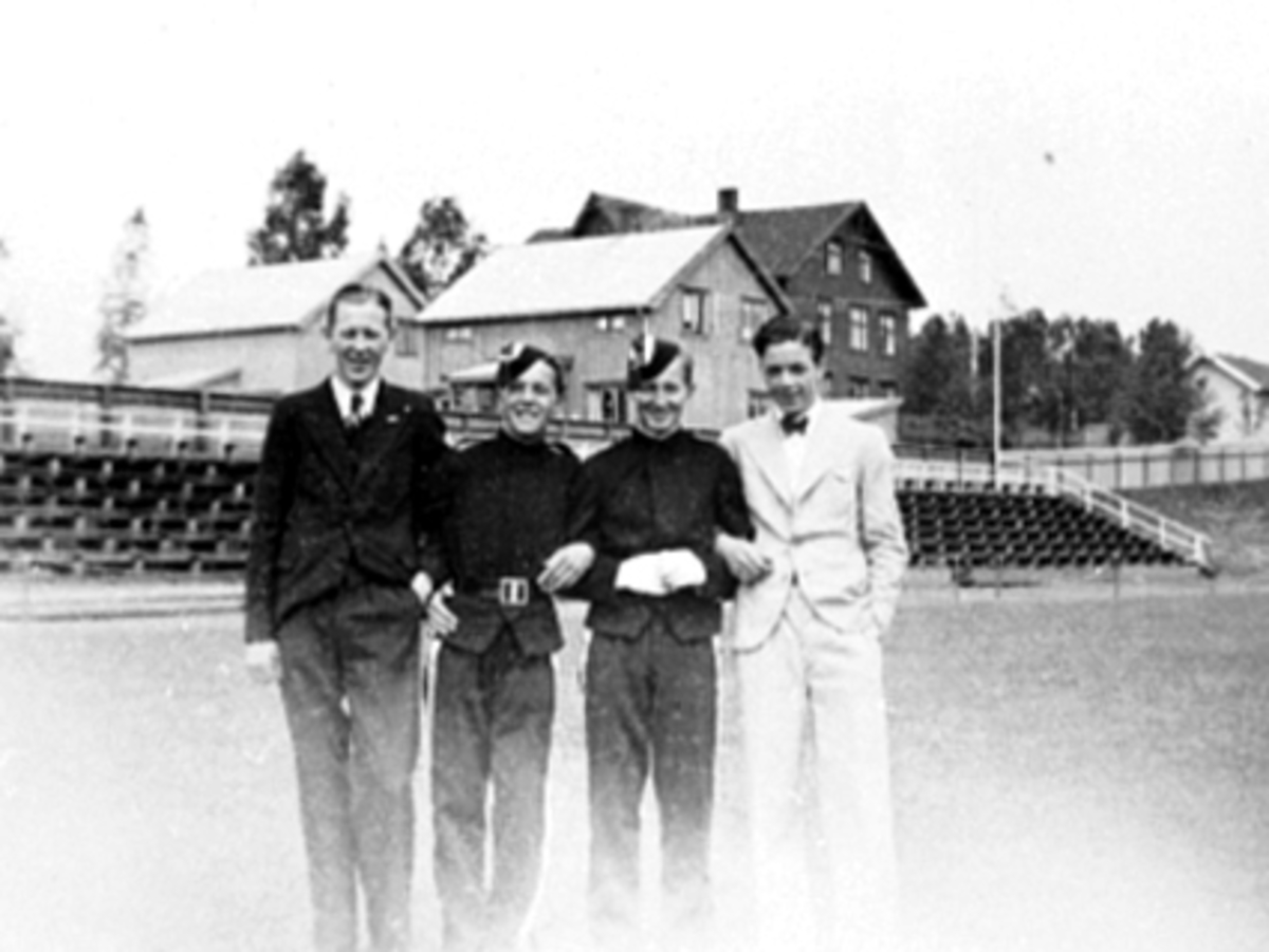 Anno Domkirkeodden, GRUPPE 4 KORBYGUTTER FØR FINALEN, BRISKEBY GRESSBANE, HAM-KAM. Fra v: John Olaussen, gardist Olav Halstensen, gardist ArneBerg, Ragnar Synstad.