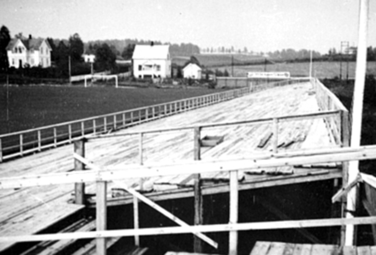 Anno Domkirkeodden, TRIBUNER BRISKEBY GRESSBANE, HAM-KAM