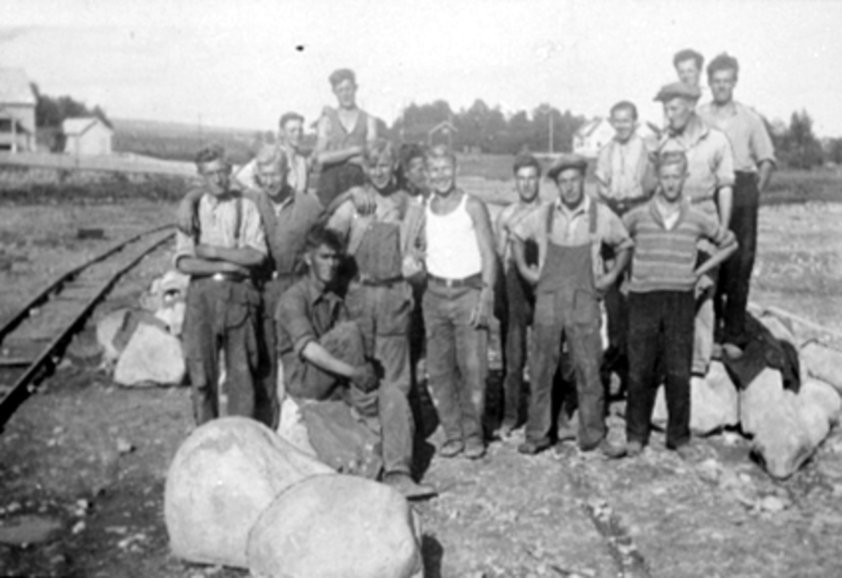 Anno Domkirkeodden, Dugnad, 15 mann, Briskeby Gressbane opparbeides, Ham-Kam. Med bidrag fra staten på 3000 kr, 500 kr fra Vang herred og egne midler på 1800 kr, begynte man i april 1934 med anleggsarbeidet. Rundt 320 dugnadsdagsverk av i alt 1500 dagsverk ble mobilisert under det to-årige konstruksjonsarbeidet. Sønda…